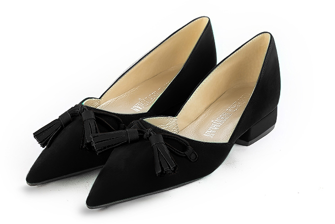 Matt black women's dress pumps, with a knot on the front. Pointed toe. Flat block heels. Front view - Florence KOOIJMAN
